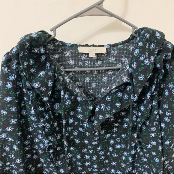 🎁LOFT Floral Print ruffle tie neck Blouse shirt/top Black & Blue petite small SP - Picture 5 of 8